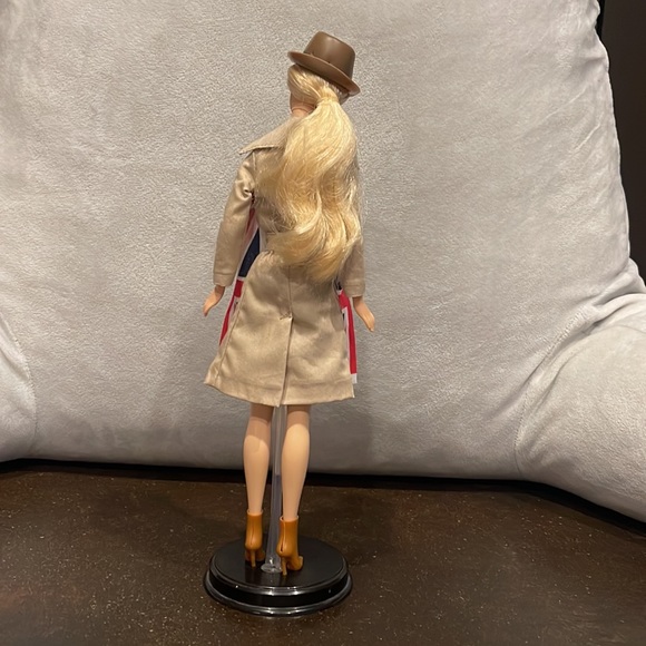 Barbie Collector Dolls Of The World: United Kingdom Barbie - Picture 5 of 5